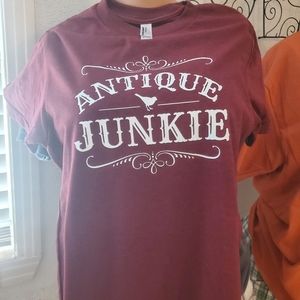 Antique Junkie graphic t shirt
